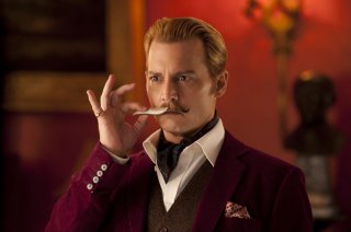 Mortdecai: Johnny Depp si sistema i baffi in una scena del film