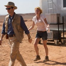 La Piramide: Dennis O'Hare inseguito da Ashley Hinshaw in una scena dell'horror