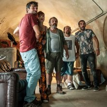 Noi e la Giulia: Edoardo Leo con Claudio Amendola, Luca Argentero, Stefano Fresi e Anna Foglietta in una scena