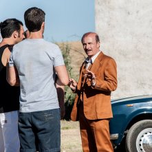 Noi e la Giulia: Carlo Buccirosso parla con Edoardo Leo, Claudio Amendola e Luca Argentero in una scena del film