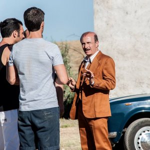 Noi e la Giulia: Carlo Buccirosso parla con Edoardo Leo, Claudio Amendola e Luca Argentero in una scena del film