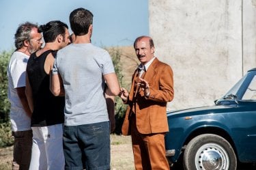 Noi e la Giulia: Carlo Buccirosso parla con Edoardo Leo, Claudio Amendola e Luca Argentero in una scena del film