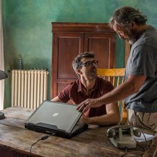 Noi e la Giulia: Claudio Amendola e Luca Argentero in una scena del film