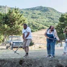 Noi e la Giulia: Edoardo Leo lavora il terreno con Claudio Amendola, Luca Argentero, Stefano Fresi in una scena del film