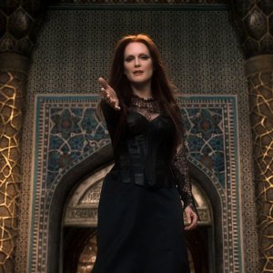 Il settimo figlio: Julianne Moore nei panni di Madre Malkin in una scena del film