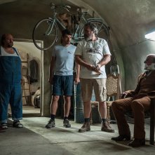 Noi e la Giulia: Edoardo Leo, Claudio Amendola, Luca Argentero, Stefano Fresi tengono in ostaggio Carlo Buccirosso in una scena