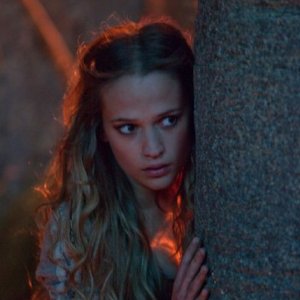 Il settimo figlio: Alicia Vikander nei panni di Alice in una scena del film
