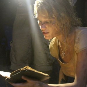 La Piramide: Ashley Hinshaw in una scena dell'horror