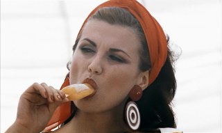 Serena Grandi in una scena di Miranda (1985)