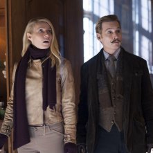 Johnny Depp al fianco di Gwyneth Paltrow in una scena di Mortdecai
