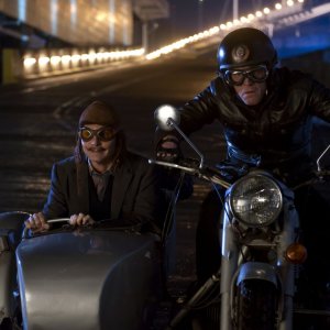 Mortdecai: Johnny Depp e Paul Bettany in moto in una scena del film