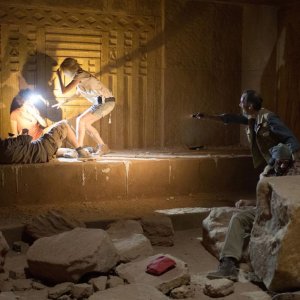 La Piramide: Dennis O'Hare in una drammatica scena all'interno della piramide con Crista Nicola e Ashley Hinshaw 