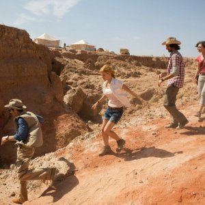 La Piramide: Kamir Amyab insieme a Dennis O'Hare, Crista Nicola e Ashley Hinshaw in una scena