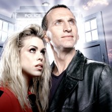Doctor Who: Christopher Eccleston e Billie Piper in una foto promozionale