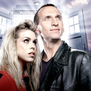 Doctor Who: Christopher Eccleston e Billie Piper in una foto promozionale