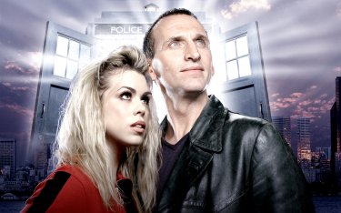 Doctor Who: Christopher Eccleston e Billie Piper in una foto promozionale