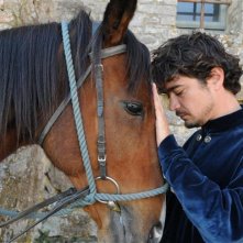 Maraviglioso Boccaccio: Riccardo Scamarcio insieme a un cavallo