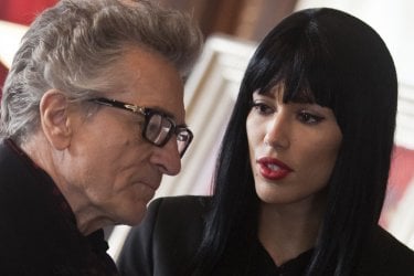 Motel: Rebecca Da Costa parla con Robert De Niro in una scena del film