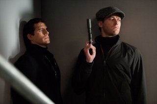 Operazione U.N.C.L.E.: Henry Cavill con Armie Hammer in una scena