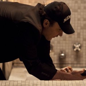 Motel: John Cusack minaccia Rebecca Da Costa in una scena del film