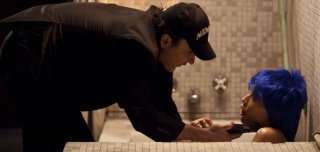 Motel: John Cusack minaccia Rebecca Da Costa in una scena del film