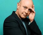 Nick Hornby approda in tv: scriverà 'Love, Nina' per BBC