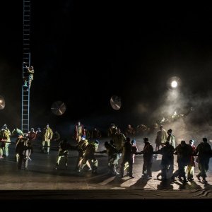 Royal Opera House - L'Olandese Volante: una scena di gruppo dal palcoscenico