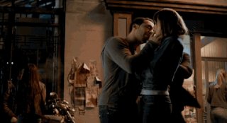 Cinquanta sfumature di grigio: Victor Rasuk tenta di baciare Dakota Johnson