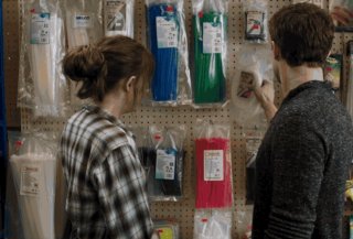 Cinquanta sfumature di grigio: Jamie Dornan e Dakota Johnson nel negozio in cui lavora Anastasia