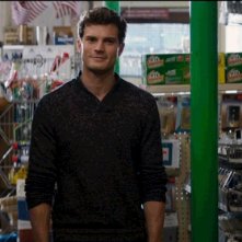 Cinquanta sfumature di grigio: Jamie Dornan arriva nel negozio in cui lavora Anastasia