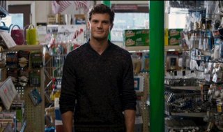 Cinquanta sfumature di grigio: Jamie Dornan arriva nel negozio in cui lavora Anastasia