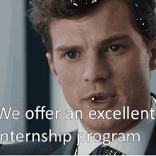 Cinquanta sfumature di grigio: un primo piano di Jamie Dornan mentre parla con Ana