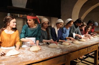 Maraviglioso Boccaccio: donne impastano il pane in una scena