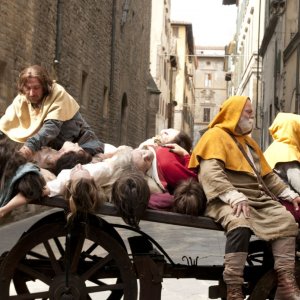 Maraviglioso Boccaccio: la peste affligge la popolazione in una scena del film