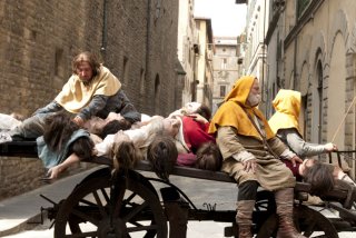 Maraviglioso Boccaccio: la peste affligge la popolazione in una scena del film