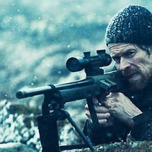 Willem Dafoe in una scena di The Hunter