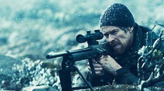 Willem Dafoe in una scena di The Hunter