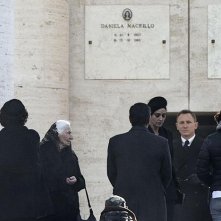 Spectre: Monica Bellucci e Daniel Craig partecipano a un funerale sul set romano