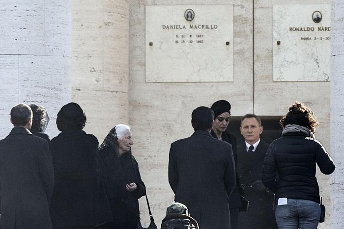 Spectre: Monica Bellucci e Daniel Craig partecipano a un funerale sul set romano