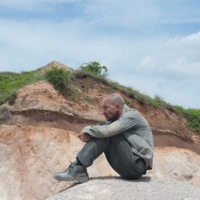 Automata: Antonio Banderas riflette sull'esistenza in una scena del film