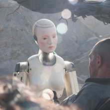 Automata: Antonio Banderas interagisce con un robot in una scena del film