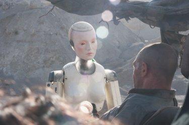 Automata: Antonio Banderas interagisce con un robot in una scena del film