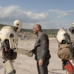 Automata: Antonio Banderas tra i robot in una scena del film di fantascienza