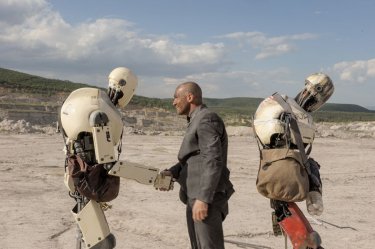 Automata: Antonio Banderas tra i robot in una scena del film di fantascienza