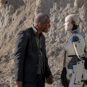 Automata: Antonio Banderas parla con uno dei robot in una scena del film