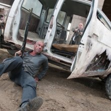 Automata: Antonio Banderas in una scena d'azione del film