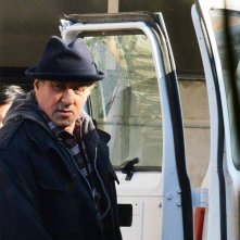 Creed: Sylvester Stallone di fronte a un furgone