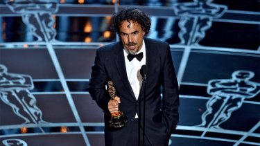 Alejandro Gonzalez Inarritu riceve l'Oscar per la regia di Birdman nel 2015