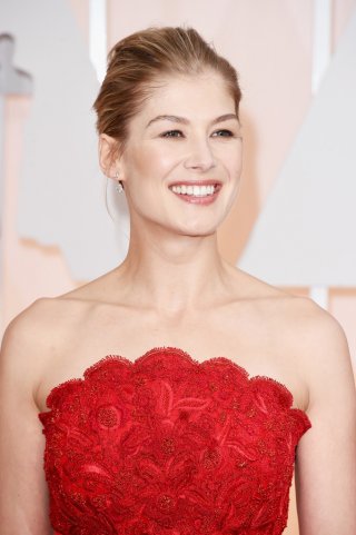 Oscar 2015 - Rosamund Pike in rosso sul red carpet