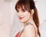 50 sfumature di... rosso! Dakota Johnson agli Oscar 2015 - le foto